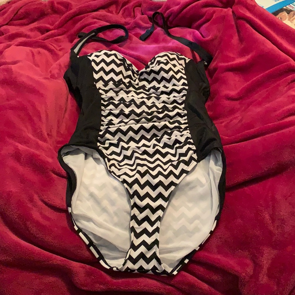 TORRID Size 1 1X One Piece Underwire Swimsuit